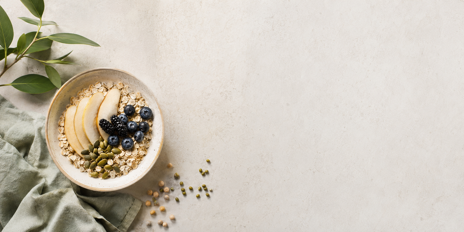 Cuenco de avena y fruta en una escena natural y minimalista